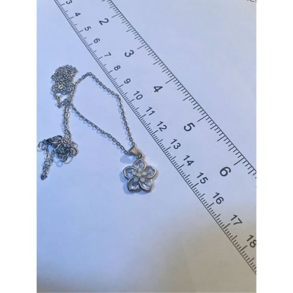 PRETTY WHITE FLOWER FIRE OPAL ON SILVER NECKLACE - Picture 2 of 6